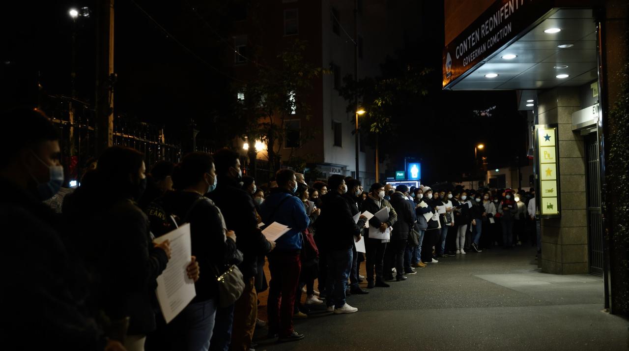 学区房政策突变:多校划片全面推行,家长连夜排队办理最后一批学区房手续